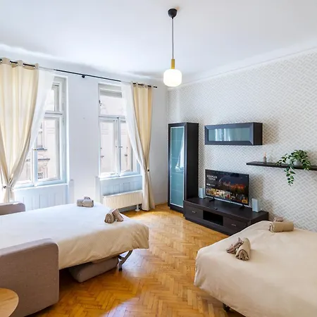 Spacious Near Dancing House & Wenceslas Square