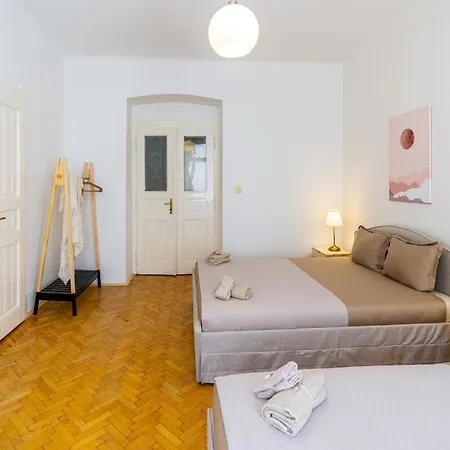 Spacious Near Dancing House & Wenceslas Square Praga