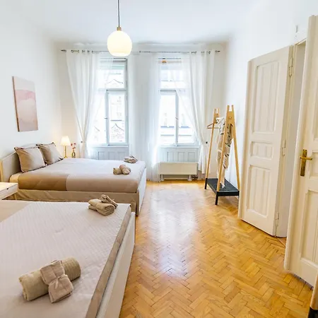 Spacious Near Dancing House & Wenceslas Square Apartamento