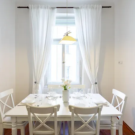 Spacious Near Dancing House & Wenceslas Square Apartamento Praga